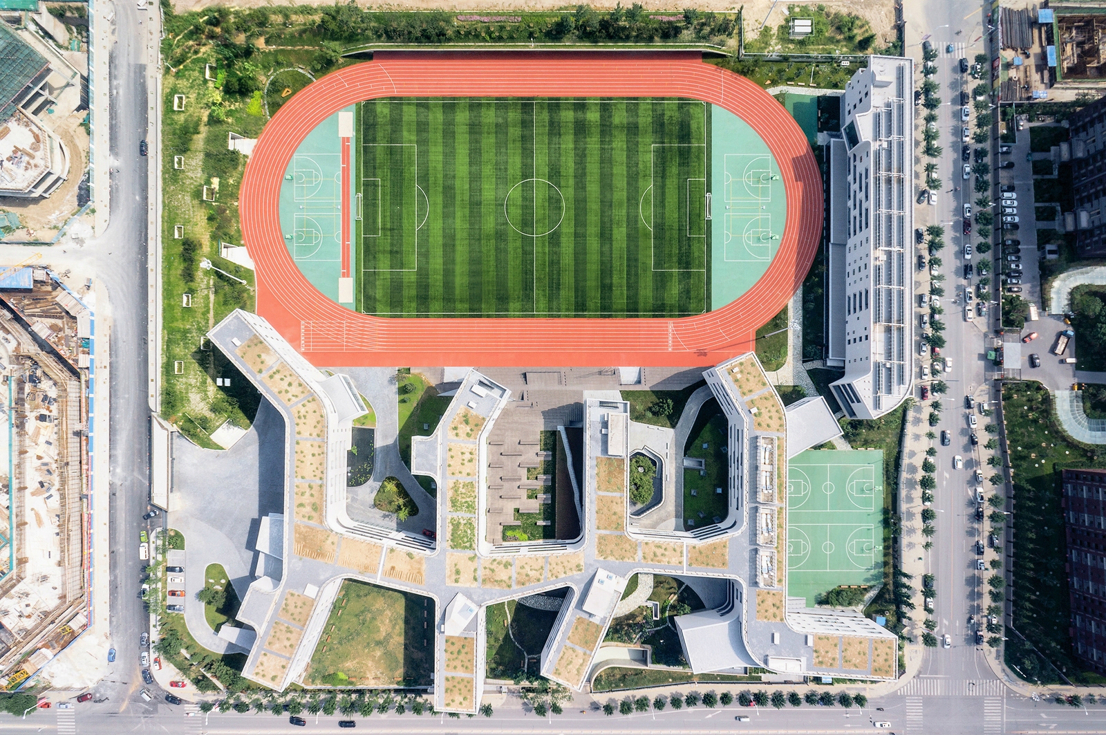 Leggi sul progetto Garden School / Beijing No.4 High School Fangshan Campus