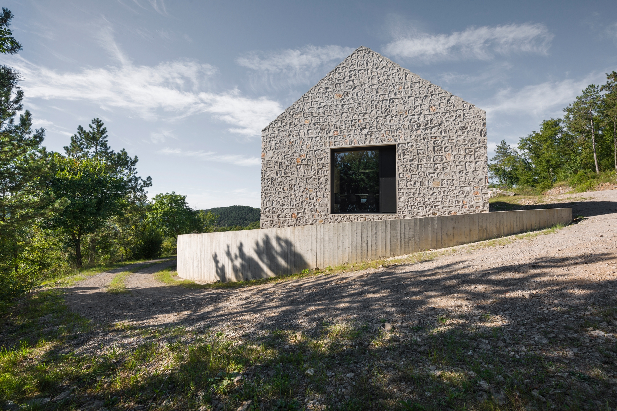 Leggi sul progetto COMPACT KARST HOUSE
