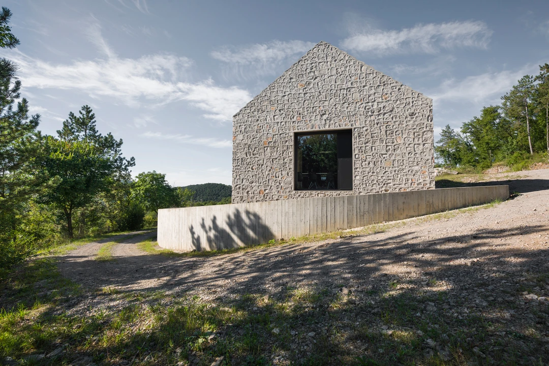Leggi sul progetto COMPACT KARST HOUSE