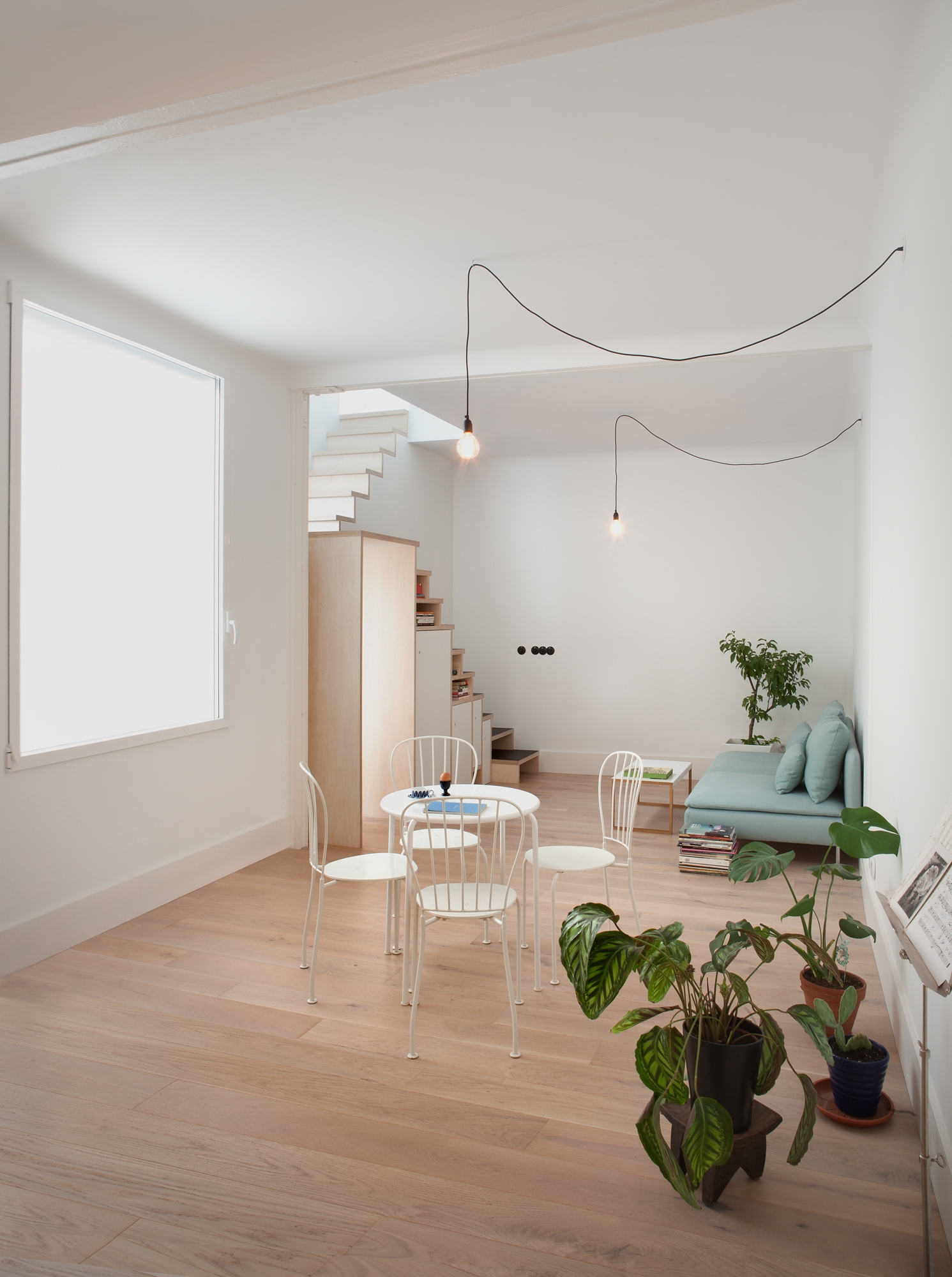 Leer sobre el proyecto Plywood Trio Apartment In Madrid