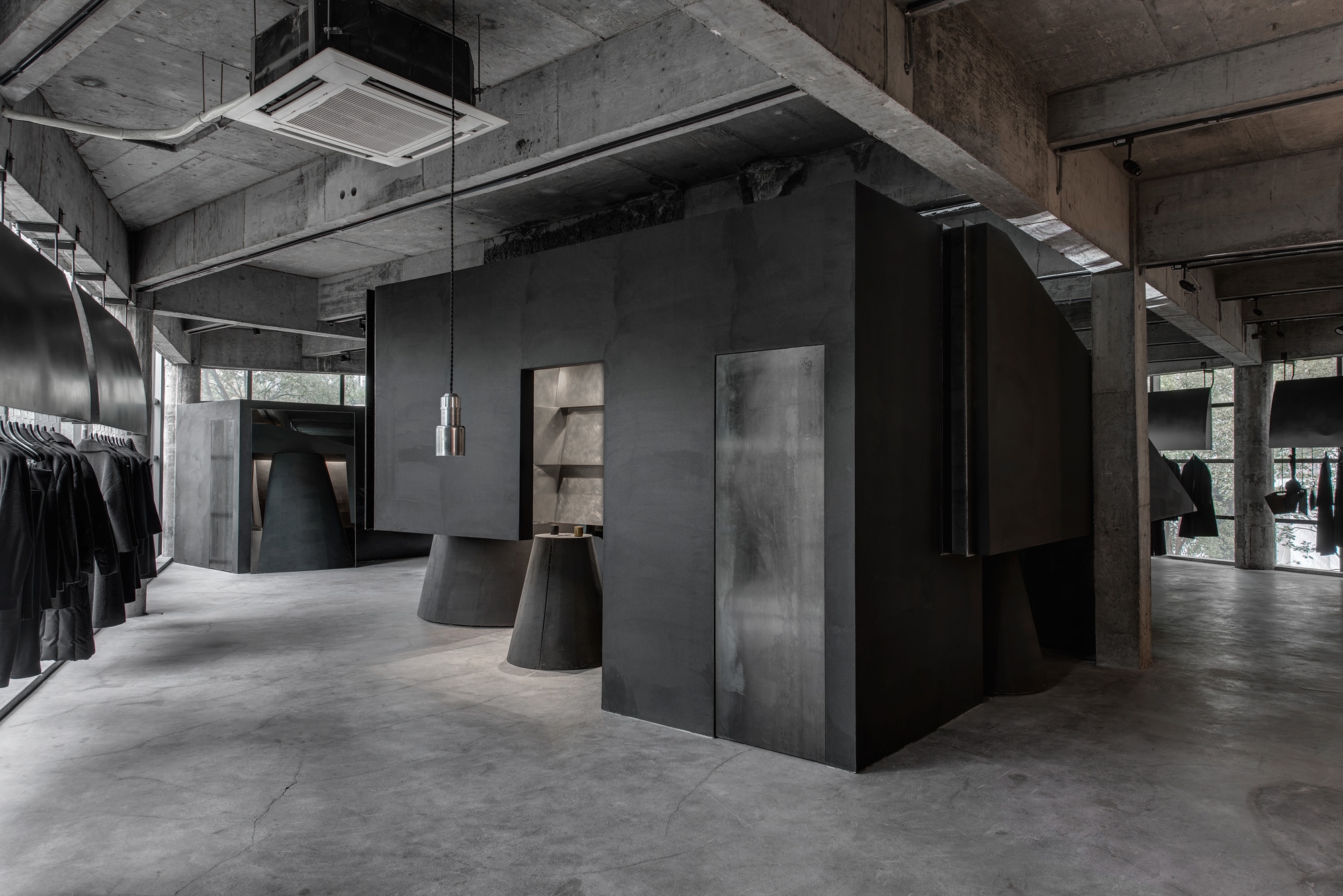 Lees oor projek Black Cant System - HEIKE fashion brand concept store