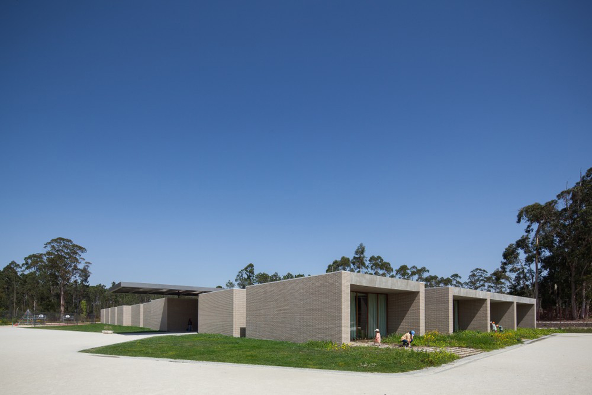 Leer sobre el proyecto Fonte de Angeao School