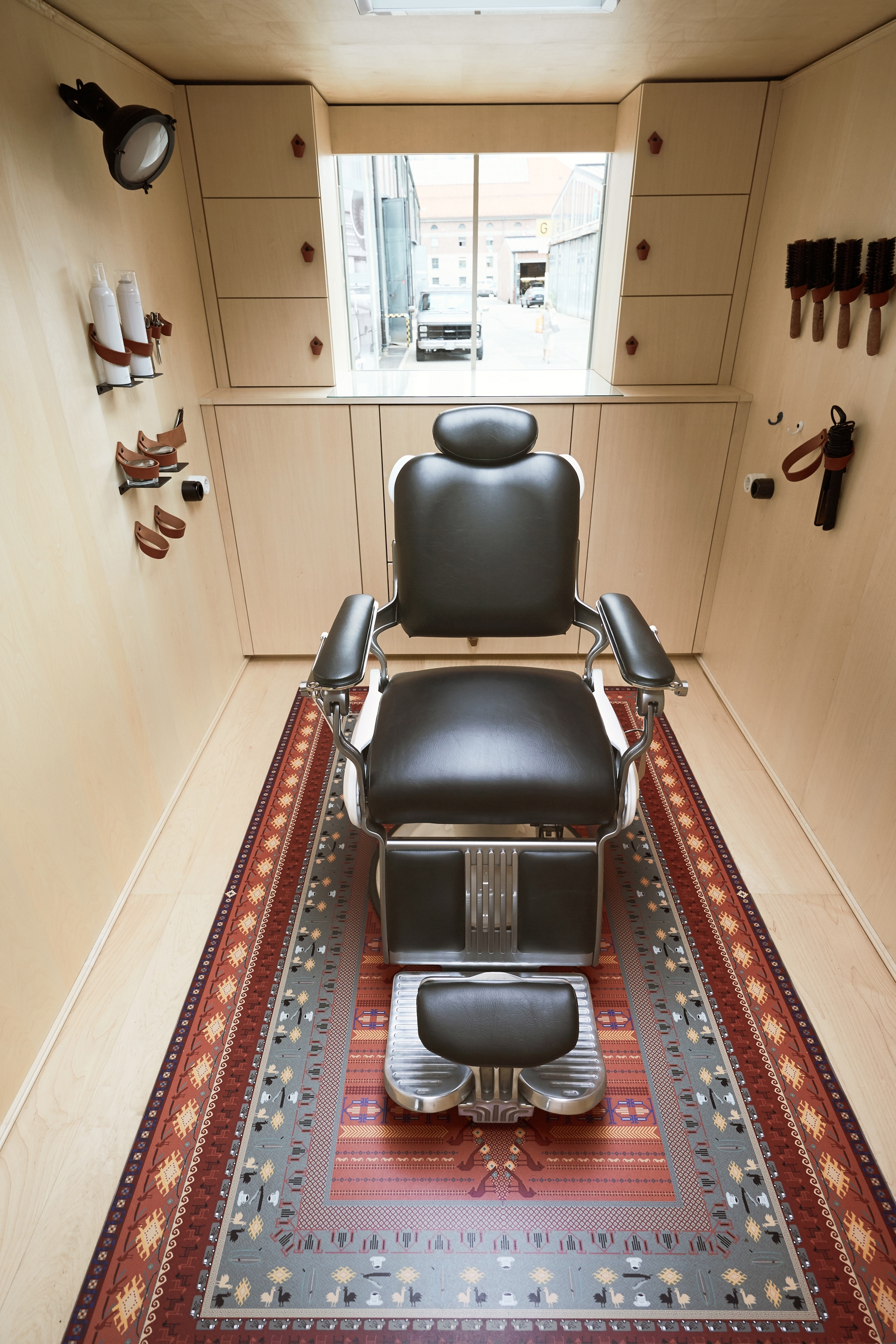 Erfahre mehr über das Projekt Tzapos - The Flying Hairdressers