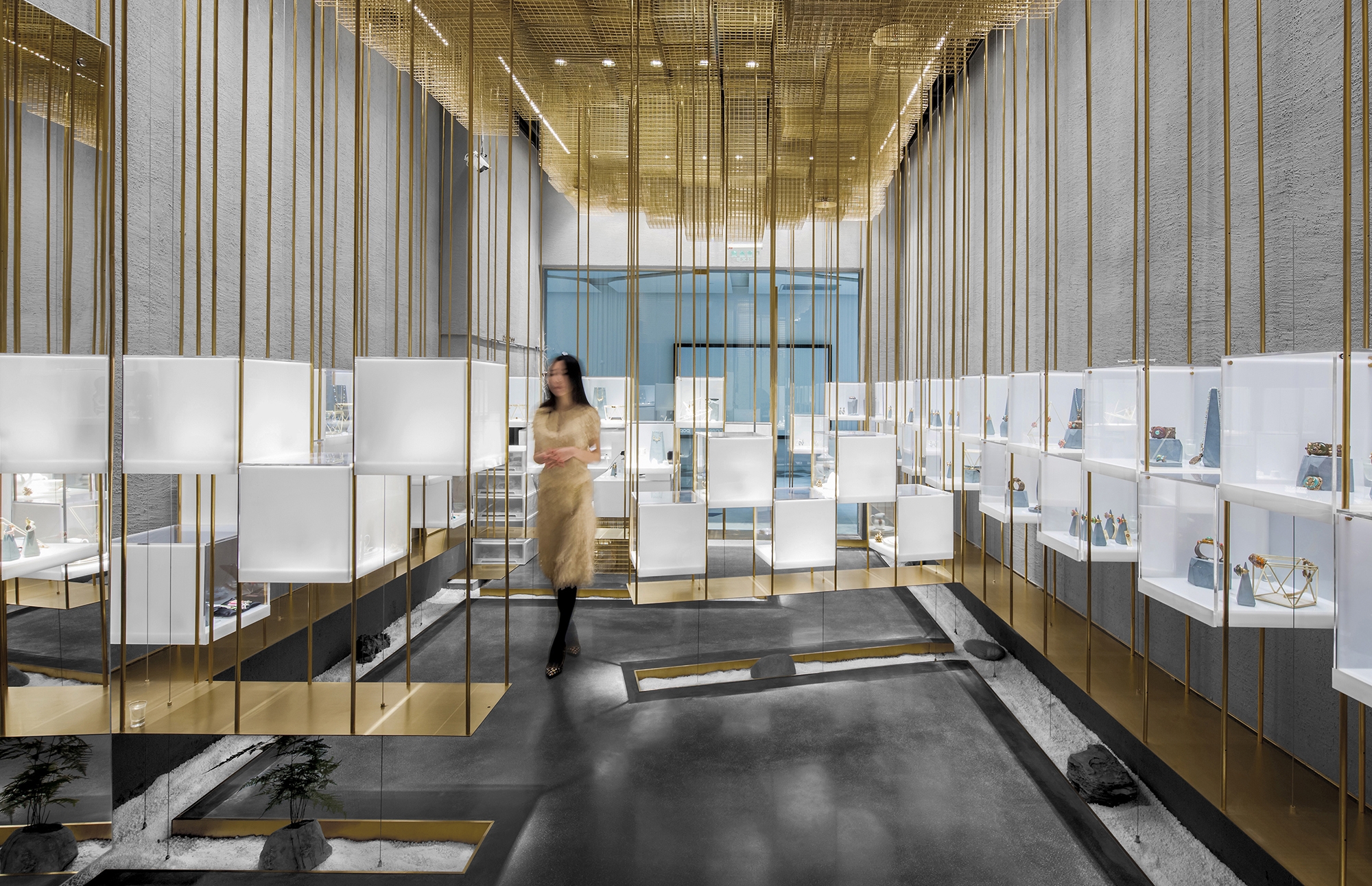 Leggi sul progetto The Designers` Brands Collection Store Under the Golden Cloud