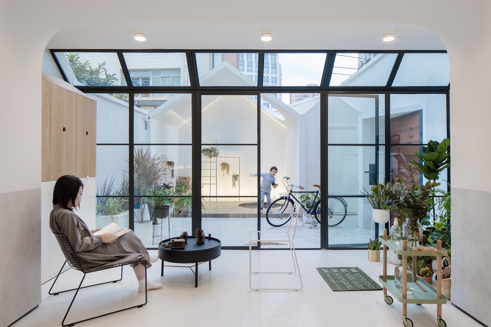 Lees oor projek A white house, a growing home
