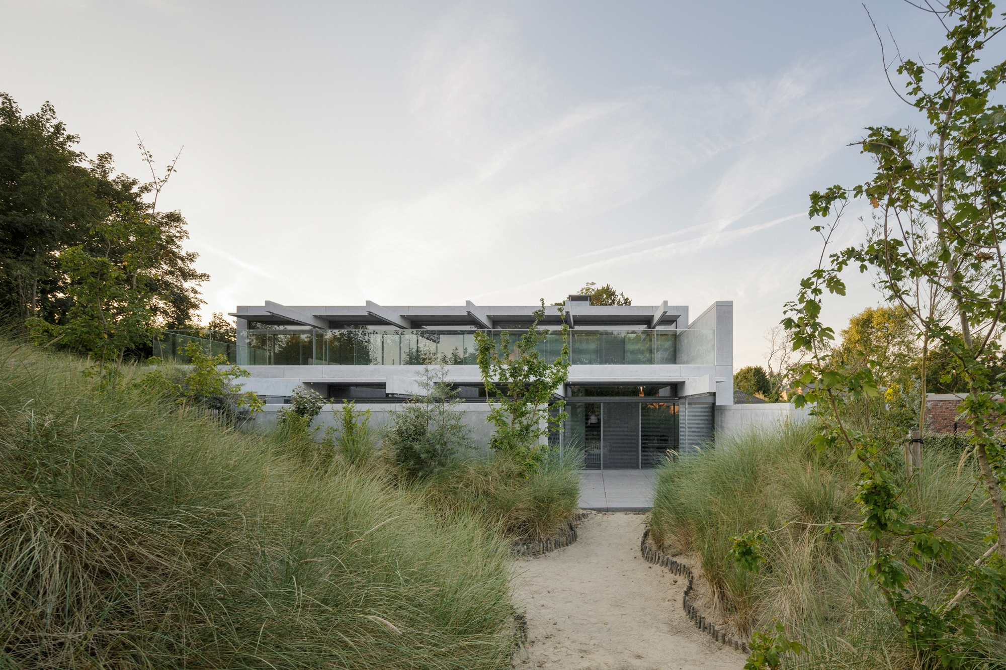 Erfahre mehr über das Projekt VLE - a concrete house in the dunes