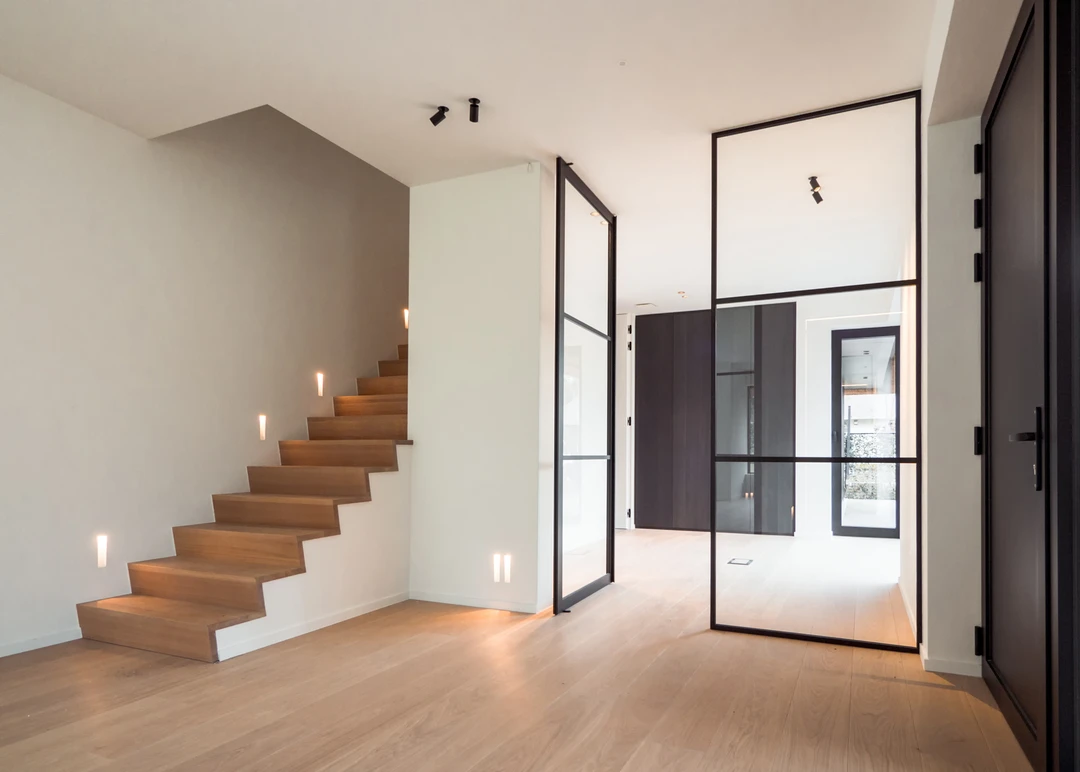 Erfahre mehr über das Projekt Steel look pivot doors and fixed partitions