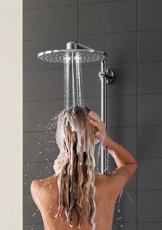 The strong jet delivered by the new GROHE ActiveRain spray is perfect for rinsing out shampoo