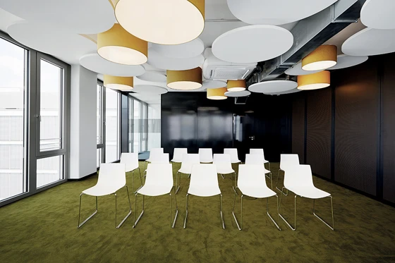 Für den Wohn- und Objektbereich ist der stapelbare Catifa 46 mit Kufengestell – oben im Home Office, unten im Zalando-Meetingraum (de Winder Architekten) – mit Polsterung für mehr Komfort erhältlich. Fotos: oben: Salva Lopez; unten: Mark Seelen