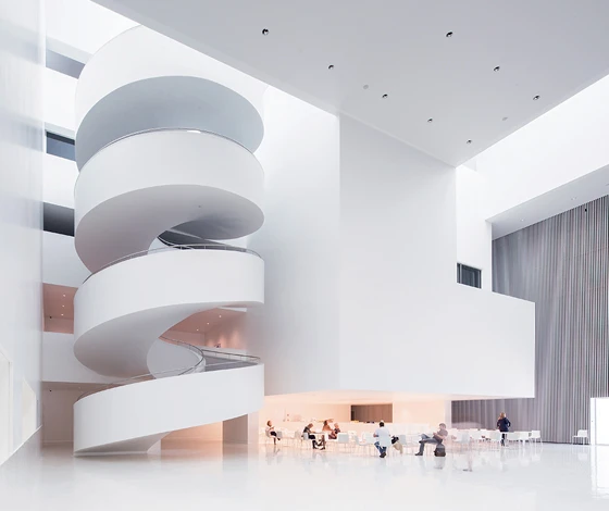 Catifa 46 von Arper ist stapelbar, einfach zu verstauen und eignet sich hervorragend für grosse öffentliche Räume, wie z.B. die Stettiner Philharmonie von Barozzi Veiga. Foto: Filip Kacalski