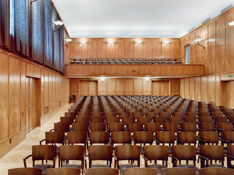 Architecturally applied textiles serve to manage both light and sound at the Bern Music School and Conservatory. Photos: Architekturfotografie Gempeler