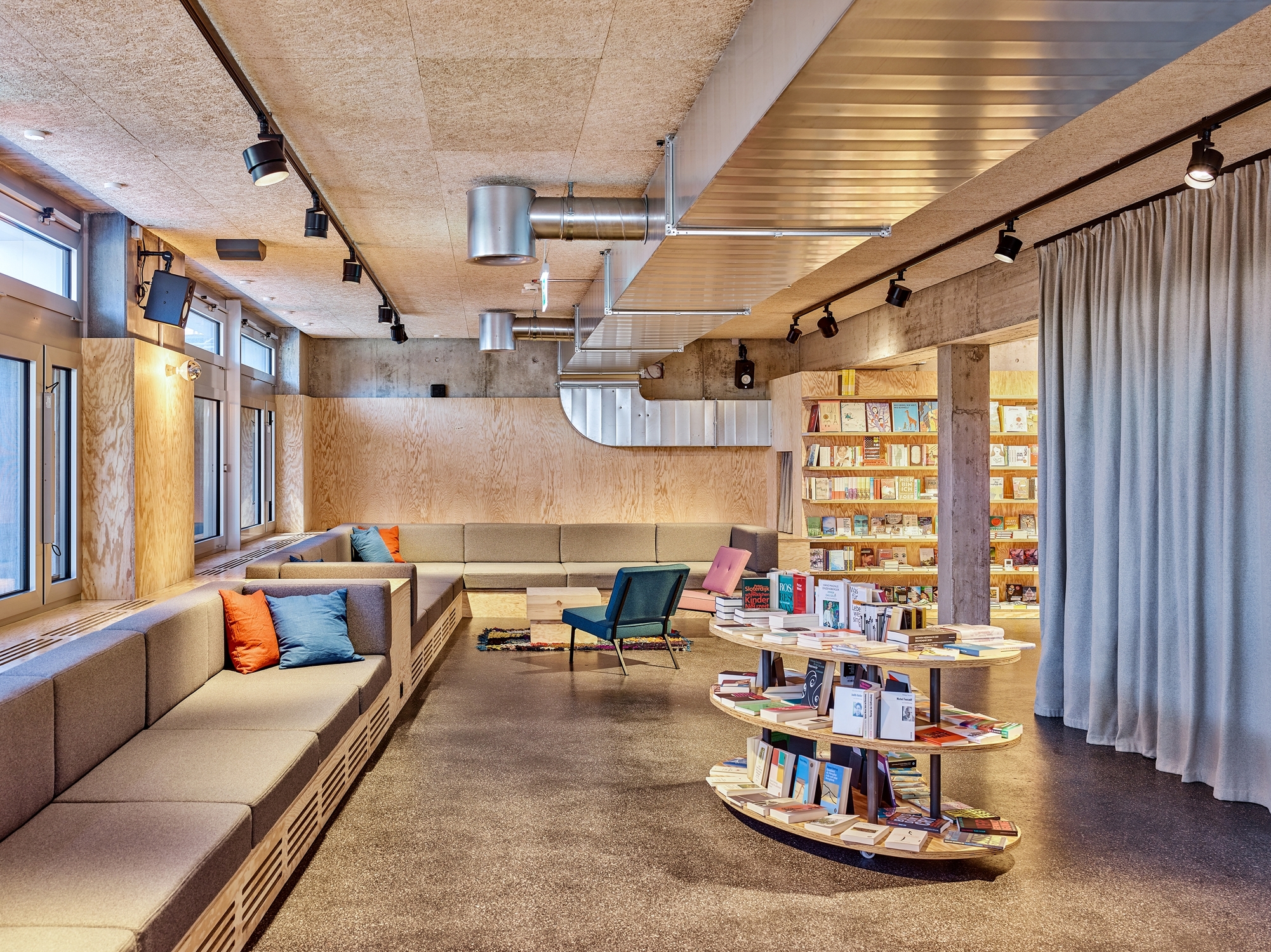 At Kosmos, a new cultural centre in Zurich, textile “walls” serve as both optical and acoustic screen, allowing for flexible usage of the street-level space. Photos: WEISSWERT