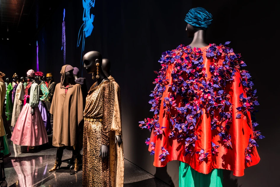 Les œuvres maîtresses du génie créatif Yves Saint Laurent bénéficient d'une mise en lumière spectaculaire et d'une mise en scène opulente dans la salle d'exposition entièrement noire