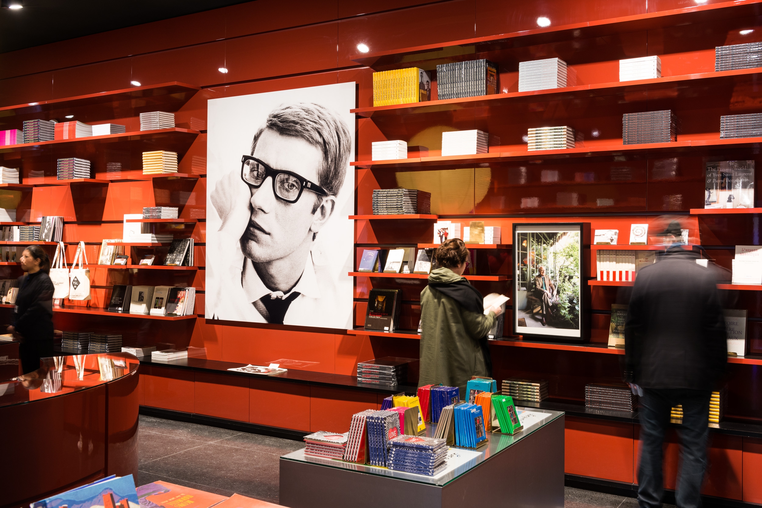 Les murs sang de bœuf sont éclairés de manière parfaitement uniforme par des projecteurs à faisceau mural Optec