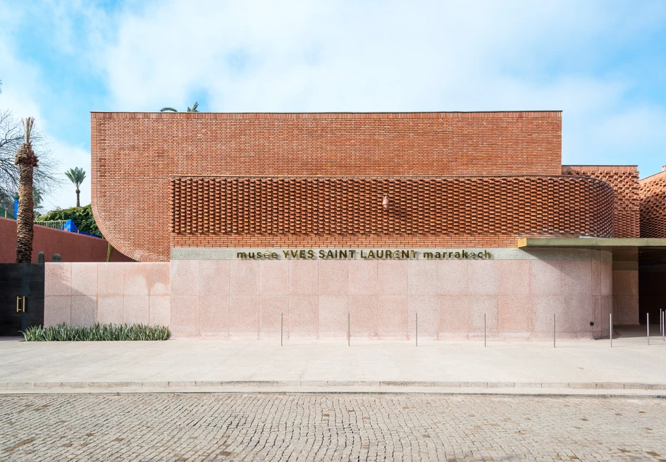 Le duo d'architectes de Studio KO a conçu un musée sur mesure pour abriter les modèles haute couture d'Yves Saint Laurent, un bâtiment aussi fluide et complexe que les créations du couturier