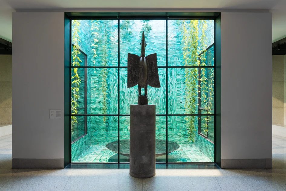 De nuit, deux projecteurs à faisceau mural Lightscan éclairent avec une lumière blanche neutre, froide et homogène, la cour intérieure rectangulaire agrémentée d'une coupe à eau et de mosaïques de faïence marocaines dans des camaïeux de vert