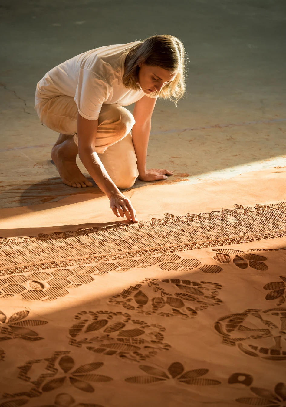For the installation "Red Dirt Rug", the American artist Rena Detrixhe uses red earth from Oklahoma as a reference to the extensive human interference occurring to the state’s landscape