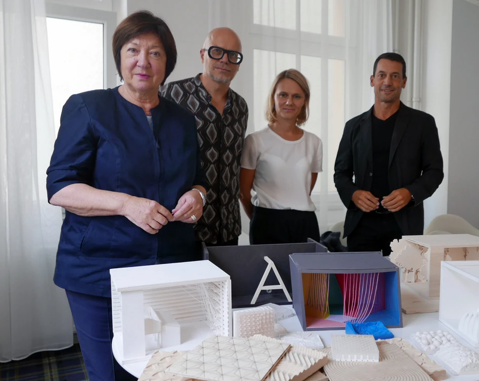 Jury members Susanne Schmidhuber, Peter Ippolito, Susanne Kaufmann and Thomas Hundt selected SCHMIDHUBER's "Connectivity Wheel" for the Flooring Spaces special area. The wheel combines light with material and creates a unique visitor experience