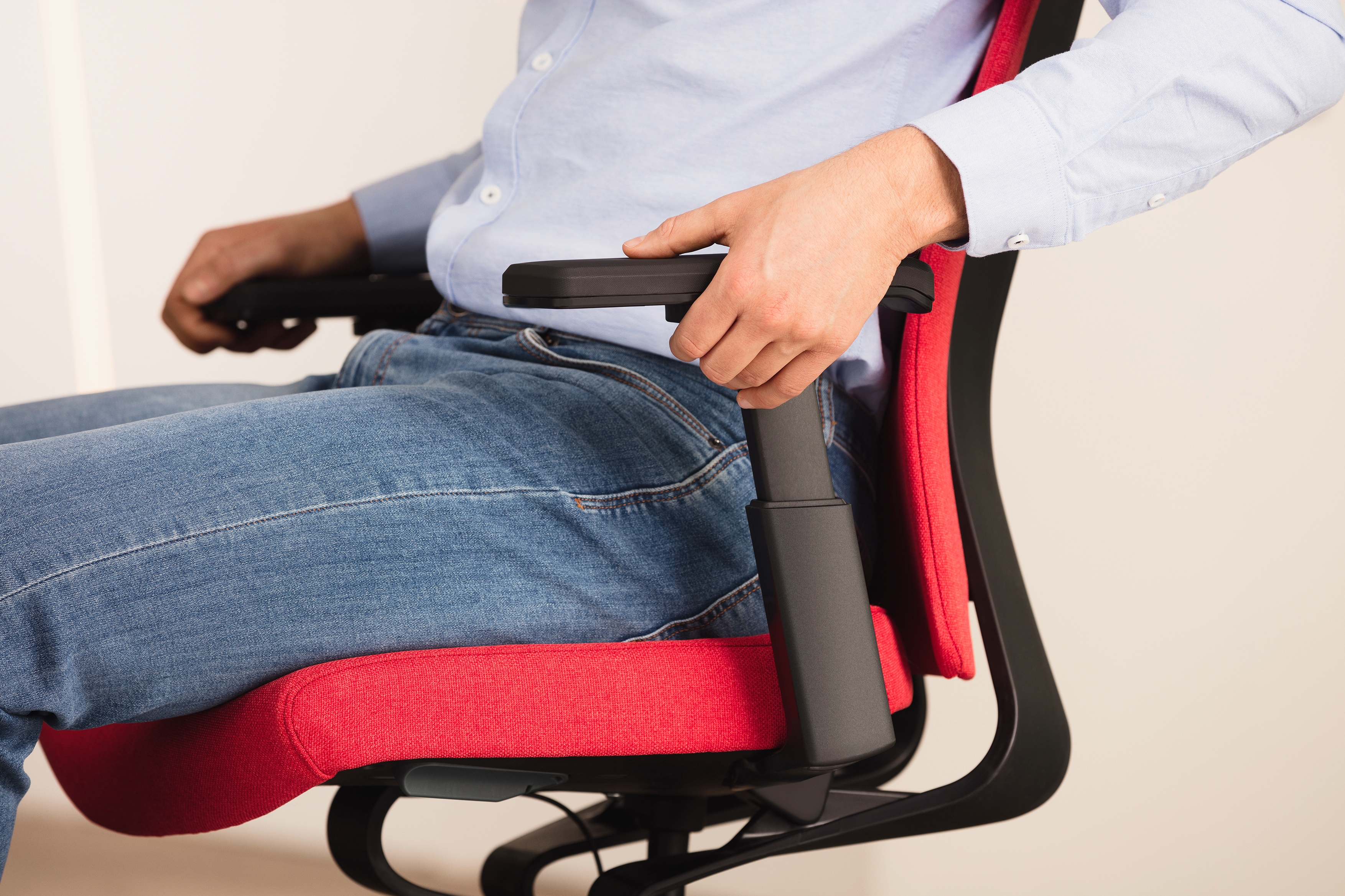 With its colour range, the PUREis3 is adaptable to different office styles. The body is available in black or white while the fabric covering offers more options. Pictured below: The armrests are individually adjusted with a handle