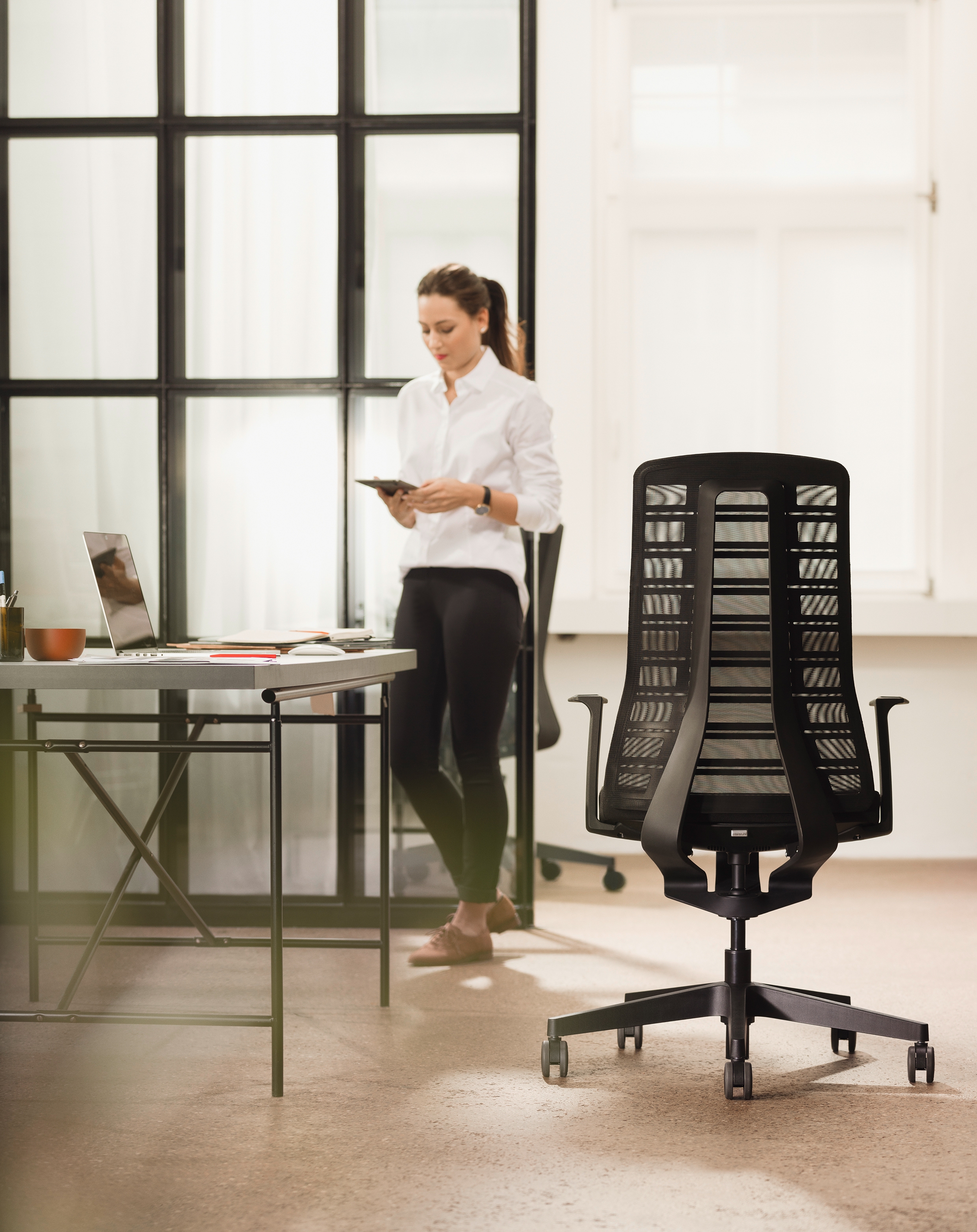 In the textile-covered version of PUREis3, the structural design of the backrest is intentionally visible. The chair makes its advantages – lightness and flexibility – outwardly evident