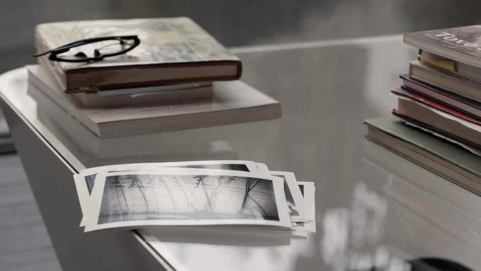 In the new series on the manufacturer's website, we also get to know Jay Osgerby the photographer: when he travels, he loves to capture expansive landscapes and skyscapes with his Leica camera