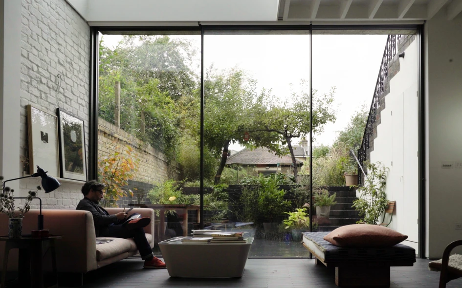 In his London house, Osgerby employed large Sky-Frame sliding doors to open up a magnificent view of his garden. The Swiss company's window and door solutions in the VitraHaus by Herzog & de Meuron inspired his design for the renovation