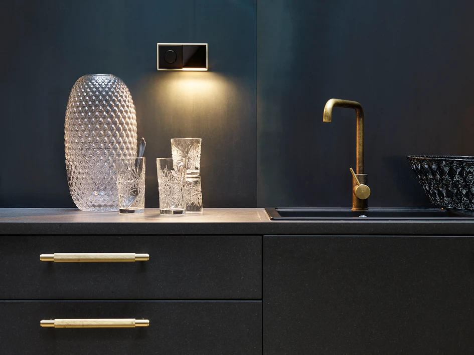 Mit Plug & Light können Atmosphäre und Raumfunktion schnell und einfach verändert werden, so dass ihre Lichtlösungen den heutigen Lifestyle-Anforderungen nach hochflexibler Ausstattung besser entsprechen. Foto: Plug & Light JUNG LS 990 Fluter Dimmer