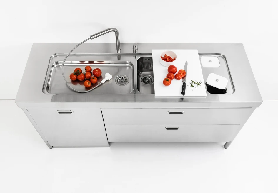 Eschewing the fixity of the fitted kitchen, the Liberi in Cucina connection-ready modules offer architects and kitchen specifiers free rein in how they configure the contemporary kitchen space