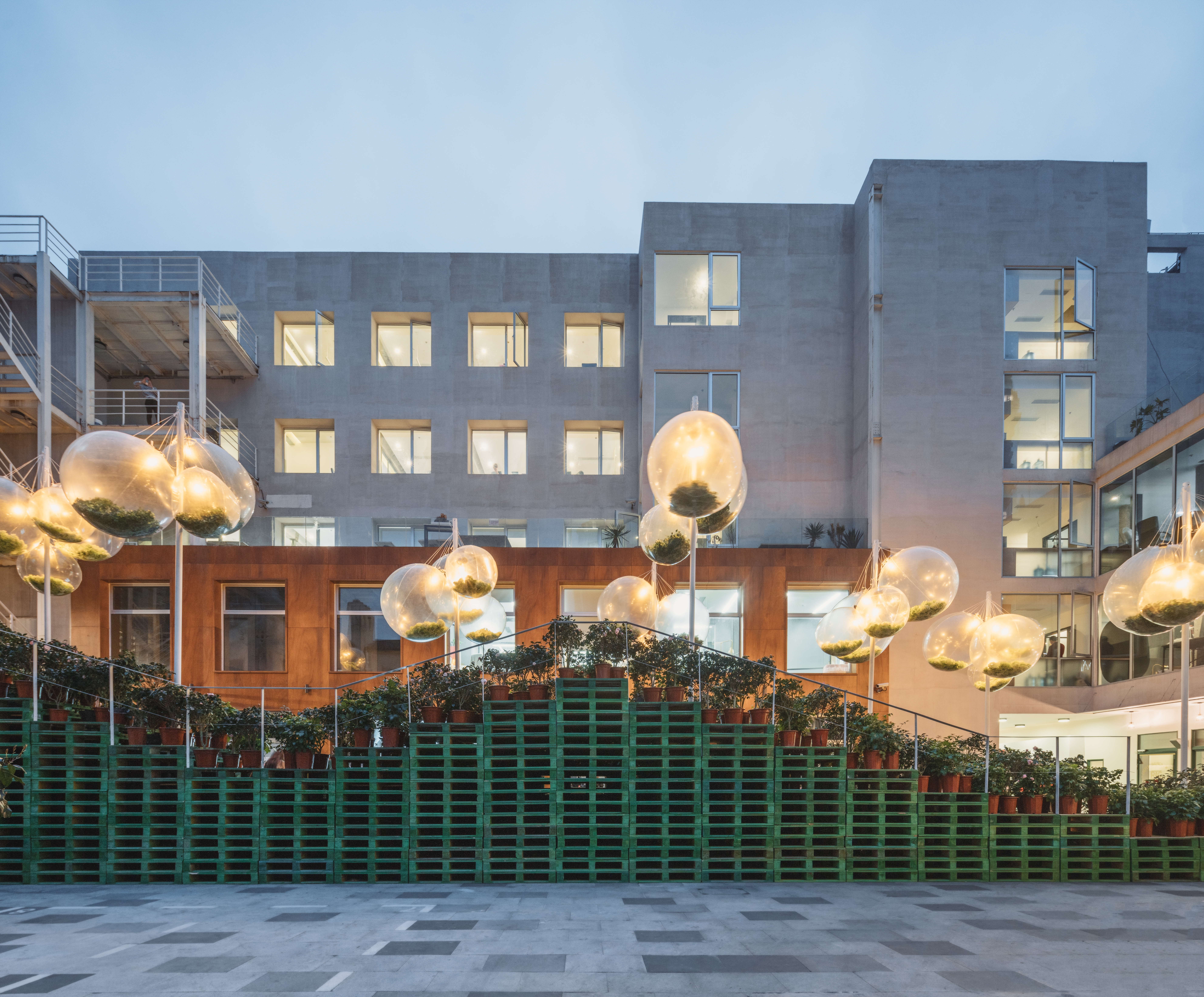 Urban Bloom in Shanghai by AIM Architecture and URBAN MATTERS proves that temporary public space interventions can be easy to assemble using standardised objects and bring liveliness to any urban space. Photos:  © URBAN MATTERS by MINI, CreatAR Images