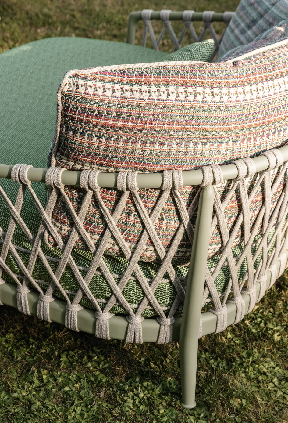 New variations on the Erica ‘19 collection retain its characteristic coupling of a solid seat with a transparent woven backrest