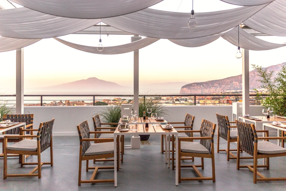 Möbel von RODA tragen zum exklusiven kulinarischen Erlebnis im Hilton Sorrento Palace bei, indem sie seine zeitlose Ästhetik ergänzen