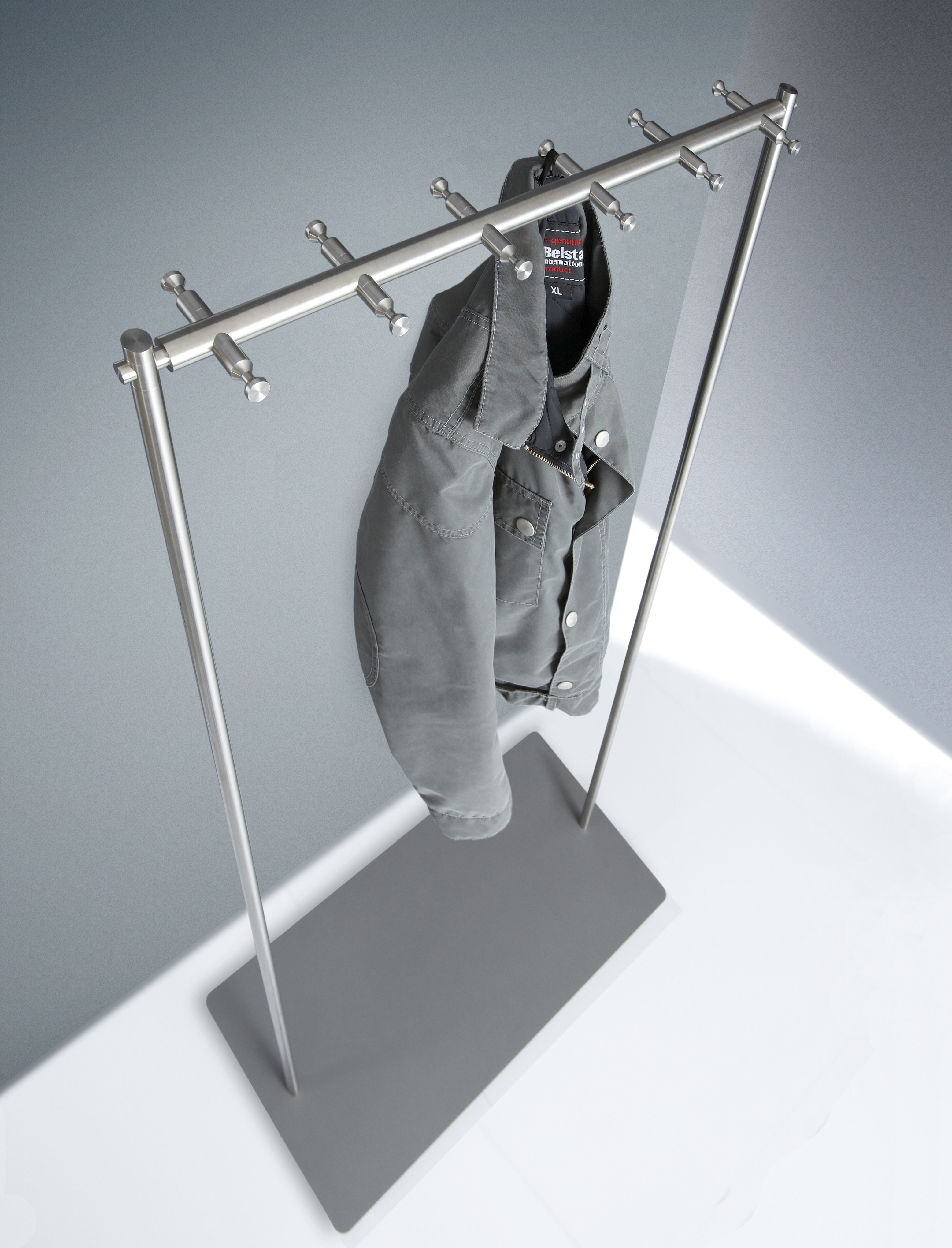 Absolutely architectural: the hooks and wardrobe hanging rods from PHOS speak a unified design language which underscores their value