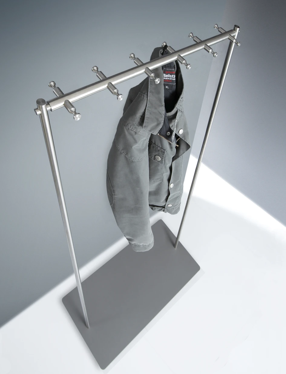 Absolutely architectural: the hooks and wardrobe hanging rods from PHOS speak a unified design language which underscores their value