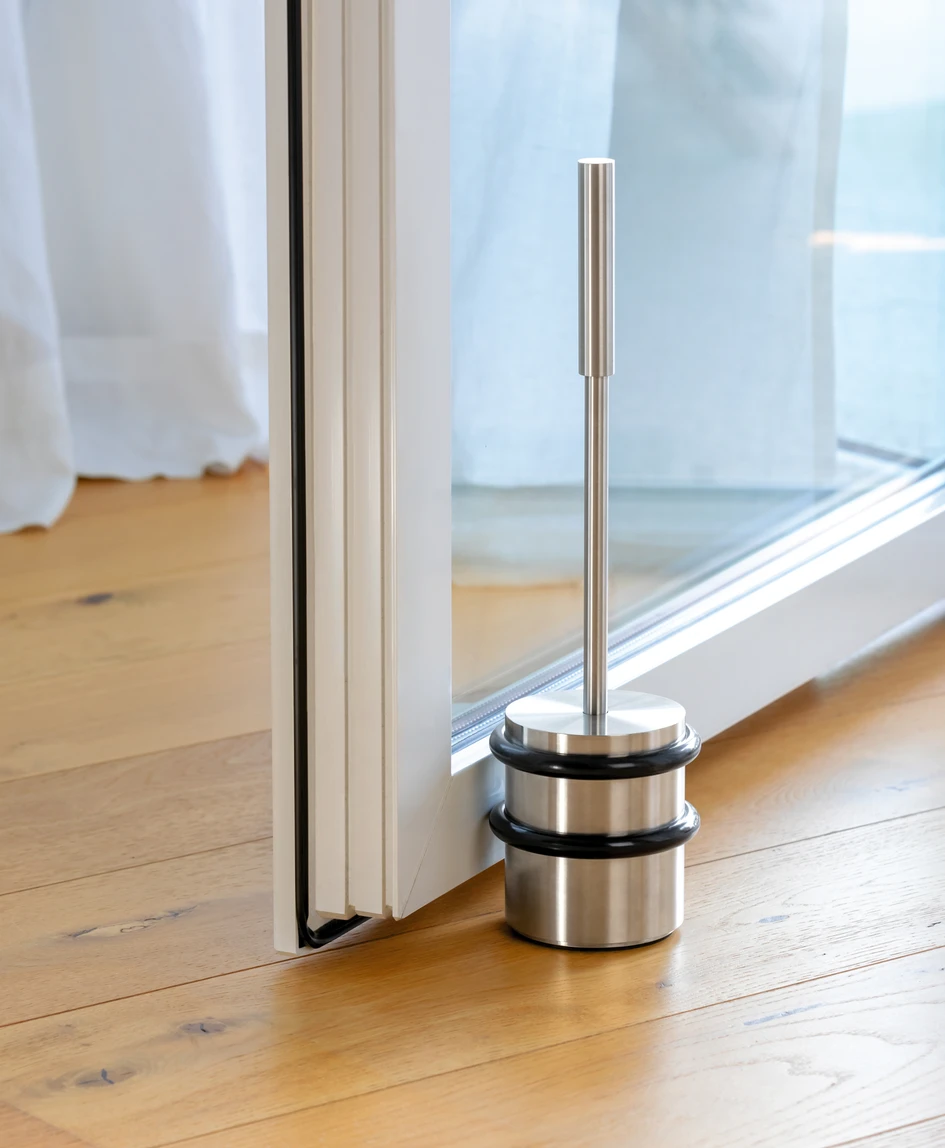 Also suitable for heavy doors: the PHOS door stopper with handlebar
