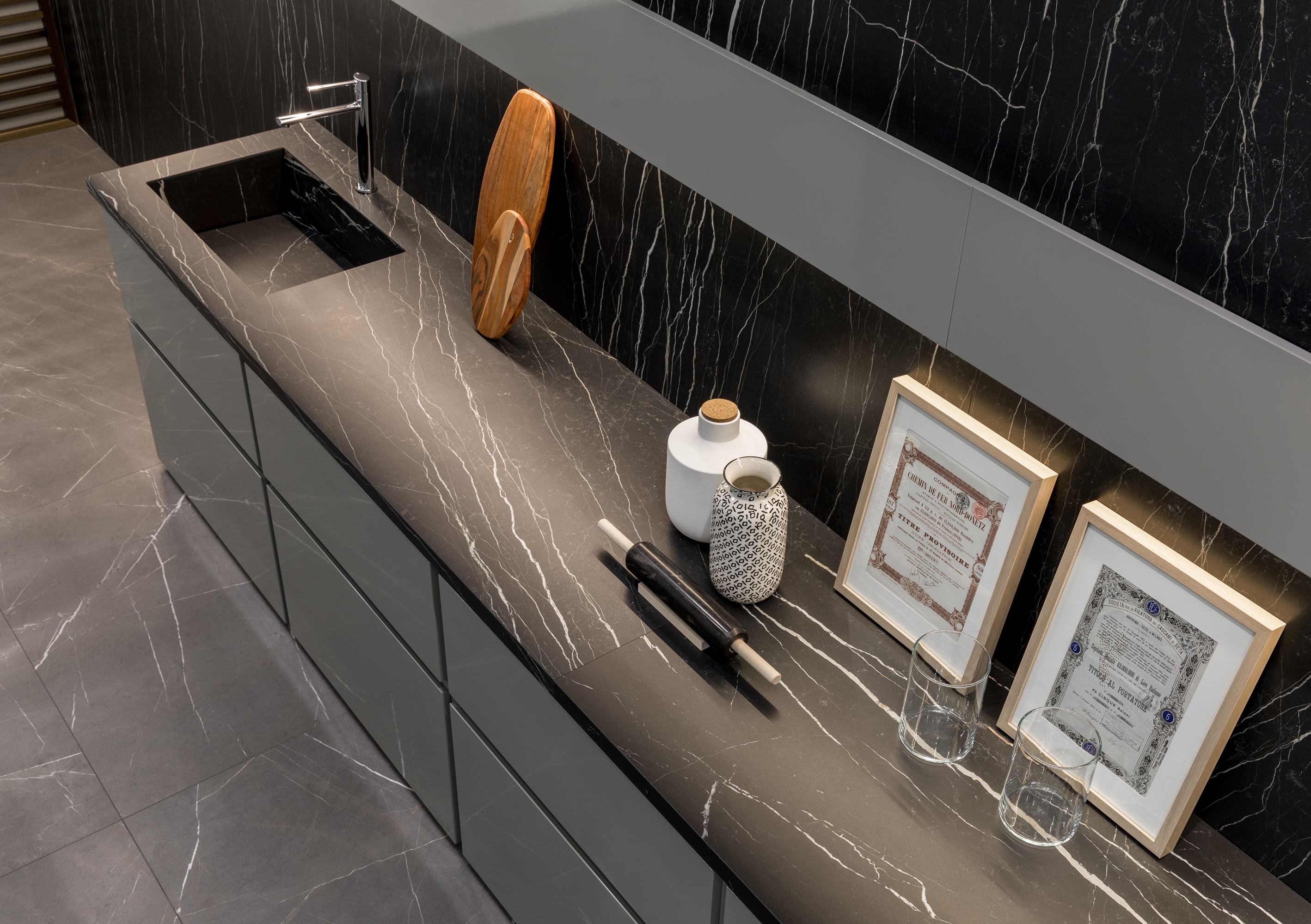 Die Anwendungen für die wasserdichten, hitzebeständigen und hygienischen Oberflächen von Florim sind grenzenlos und reichen vom Premium-Friseursalon über die Wohnzimmerwand bis hin zur Küchenarbeitsplatte