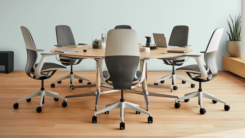 SILQ comes in a great variety of textiles and colours that can adapt to any existing office interior design. Its qualities can be experienced both in single-table situations and in team-meetings  