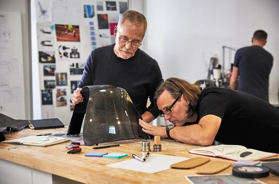 James Ludwig (top on the left, above on the right) discussing design details. The idea that made the difference was carbon fibre as a possible material for SILQ. Steelcase later developed a polymer with similar qualities