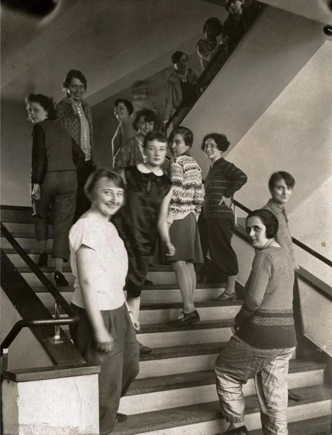 Die Frauen aus der Bauhausweberei auf der Treppe des Bauhaus´. Foto: T Lux Feininger Bauhaus-Archiv Berlin/ © Nachlass von T Lux Feininger