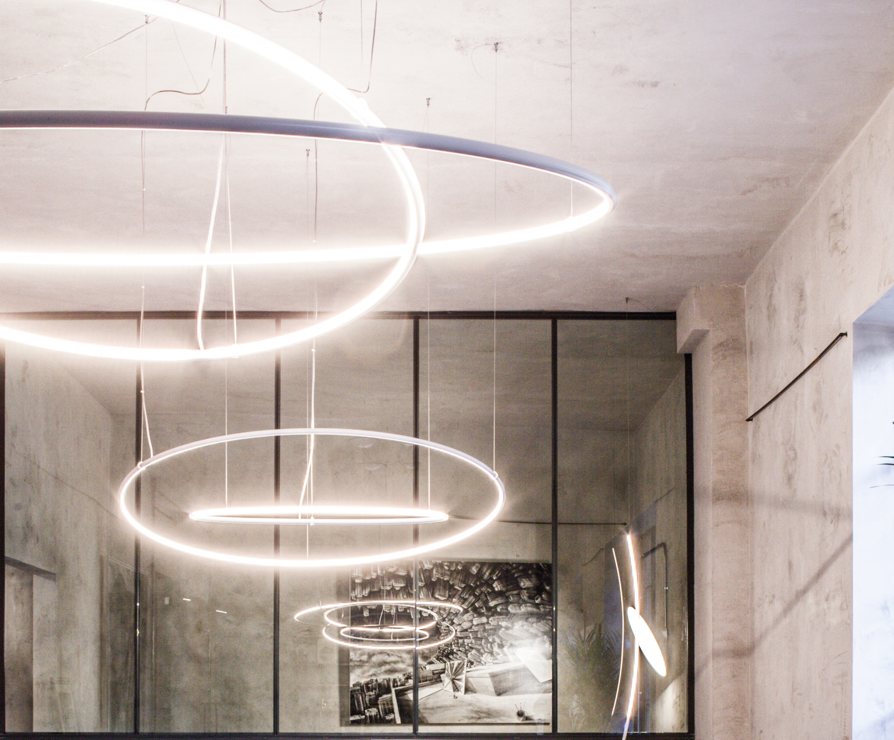 The Tonda version of the lamp can be adjusted to create different dynamic forms that draw circular lines of light in the air