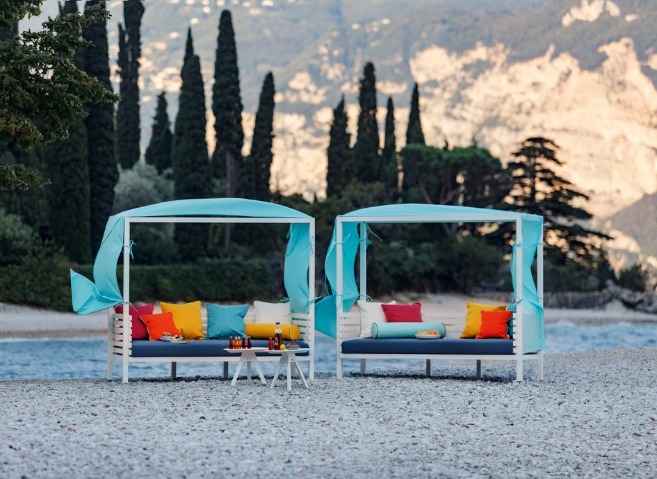 Lust auf Meer: Die modulare Kollektion Minu aus pulverbeschichtetem Stahl fungiert als Baukastensystem und lässt sich beliebig kombinieren (oben). Auch mit dem Day Bed der Serie Flow bleiben keine Träume offen (unten)