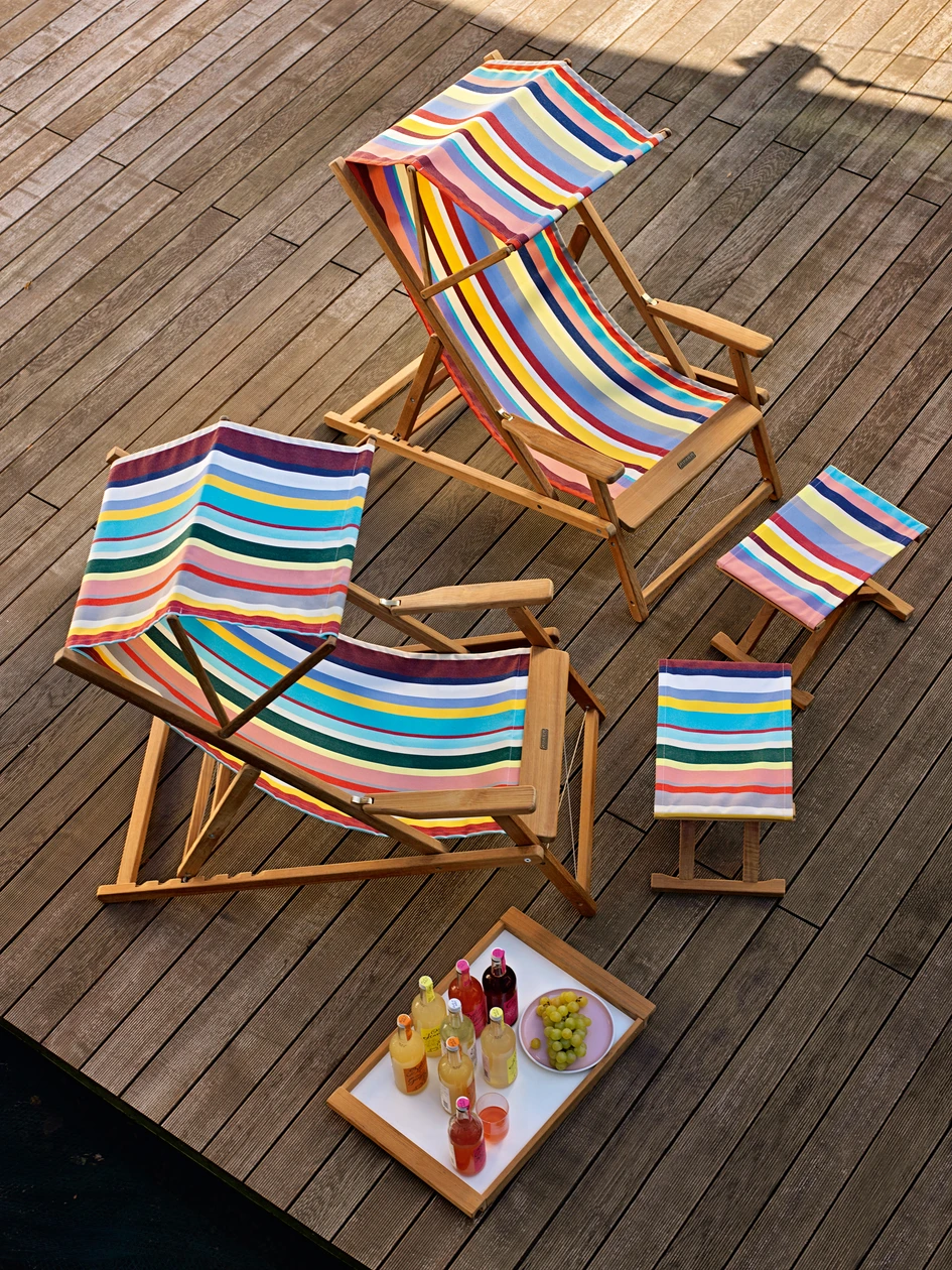 Beständige Klassiker: Die nostalgische Classic Kollektion erinnert an Lavendelduft und Pastis (oben), während der mediterrane Multicolor-Streifen als Schirm, Cabin Chair oder Liegestuhl Strandgefühle weckt (Mitte und unten)