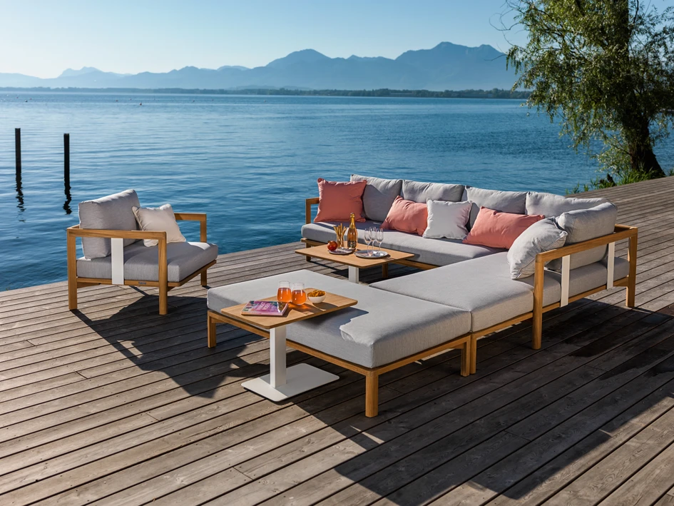 So lässt sich der Sommer geniessen: Die Kollektion New Hampton sieht nicht nur nach Entspannung aus, sie hält dieses Versprechen auch. Kein Wunder, dass sie auch ins Wohnzimmer Einzug gefunden hat