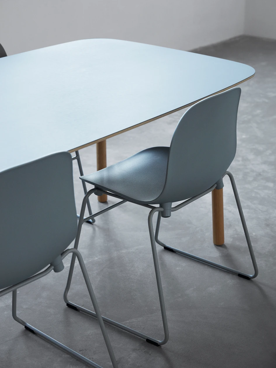 Despite over 50,000 different possible combinations of chair, armchair and barstool, thanks to its contemporary production and an innovative mounting solution, the finished product always retains its style