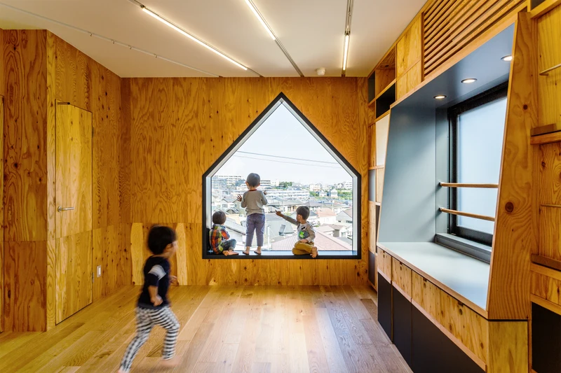 The Muronokids Satellite Kindergarten is an annex to an existing facility, and subsequently HIBINOSEKKEI + Youji no Shiro did not need to design large shared spaces like a canteen, or servant spaces like kitchens. Photography: Studio Bauhaus
