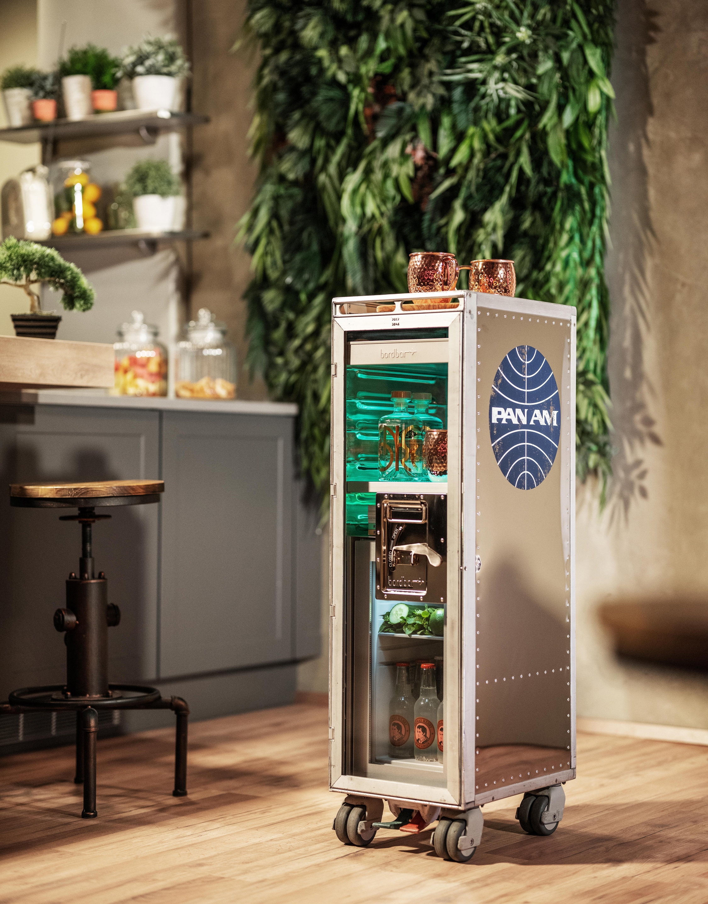 Always on the move. Whether for cosying up at home or as a practical companion for business meetings, the bordbar – a clever, cool and compact bar on wheels – always has the little pleasures of life at hand
