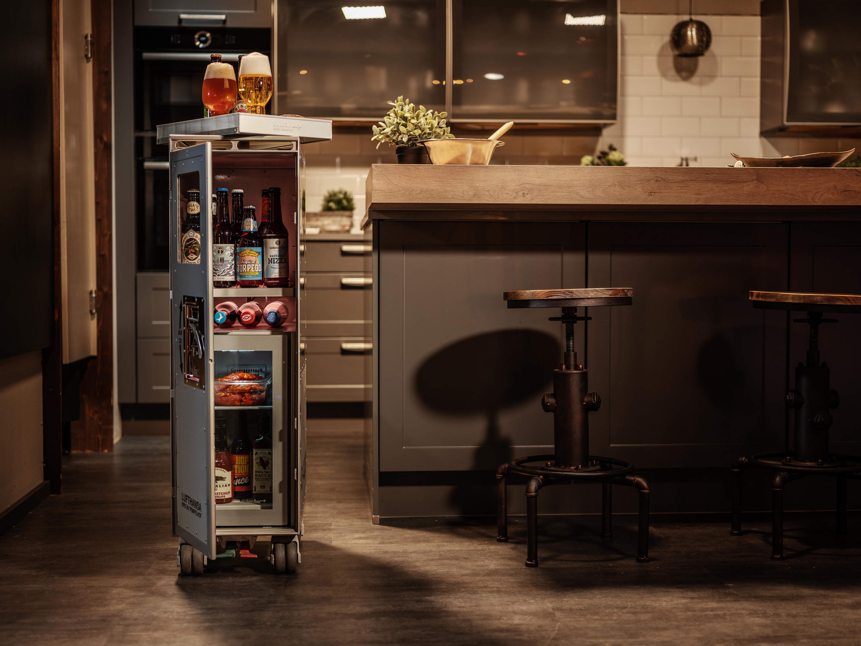 The bordbars are slim, narrow, mobile and extremely manoeuvrable. Nevertheless, all utensils and accessories for the perfect drink find their place within these 18 litres