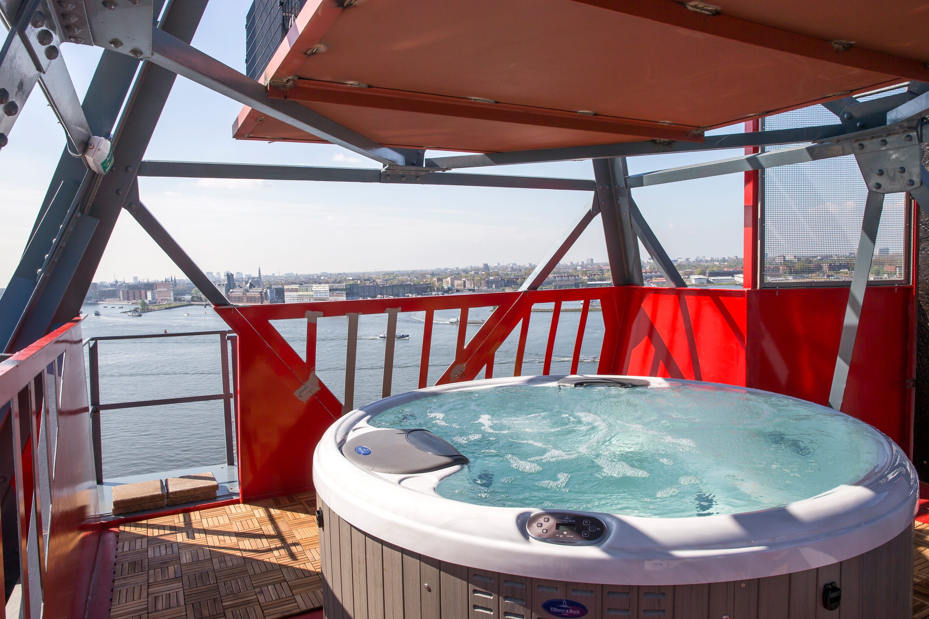 Amsterdam’s NDSM Crane Hotel Faralda by the Heem studio in Haarlem is housed in a decommissioned industrial crane. Some fifty metres in the air, the spa pool from Villeroy & Boch’s SportX line offers a bathing experience with a view