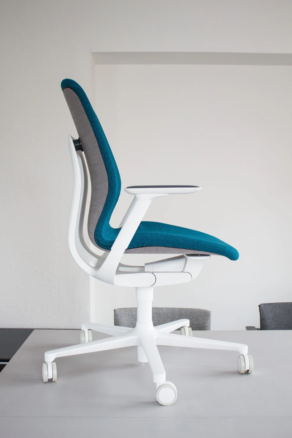 Fluid transitions: special attention was paid to the lines of the AT series. Individual colour and equipment options allow the chair to be adapted to any room concept