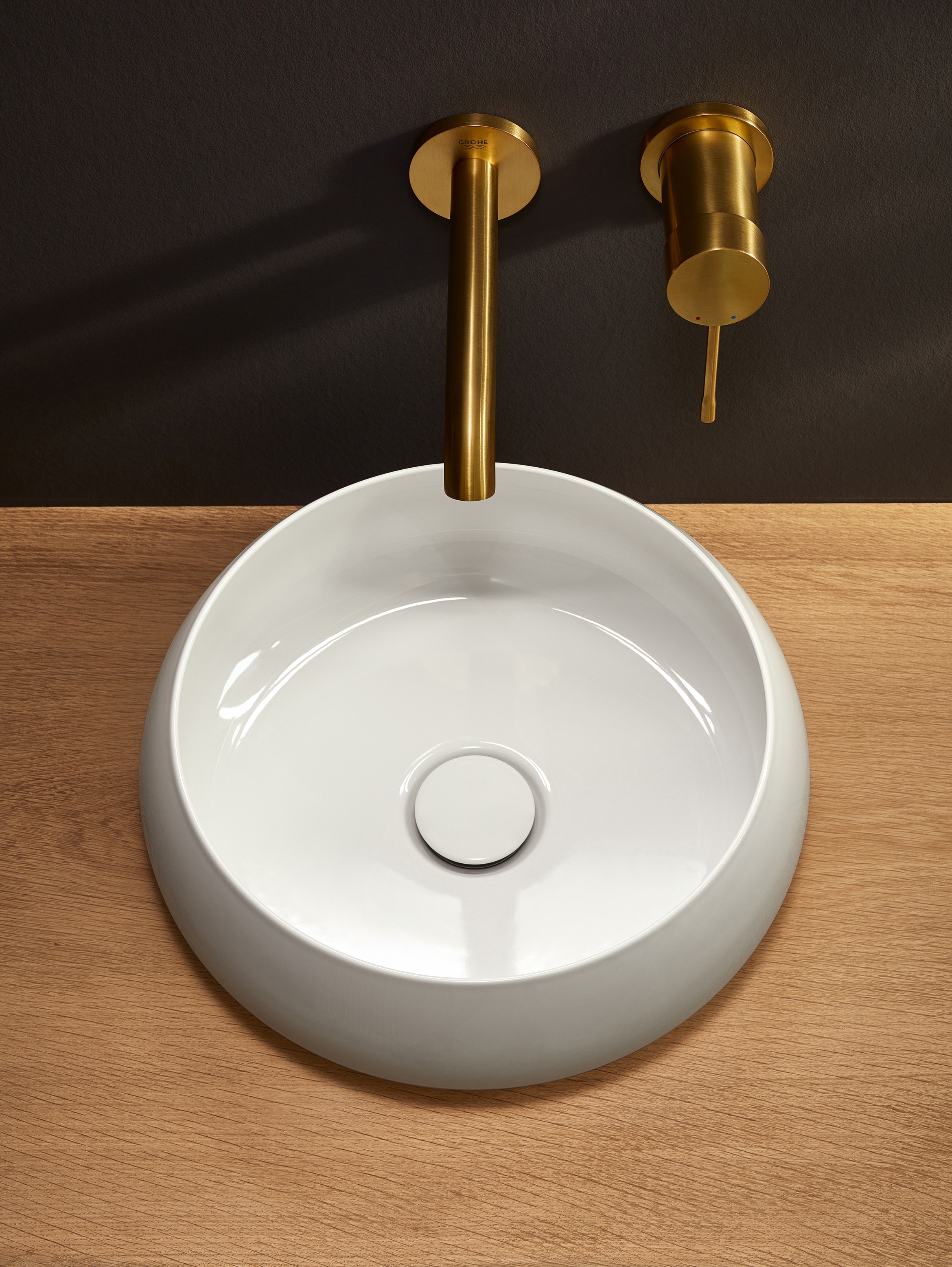 A new form delivered by a new production technique: Bette's perfectly circular BetteCraft washbasin is articulated as a convex shell, measuring a mere 3mm in thickness throughout