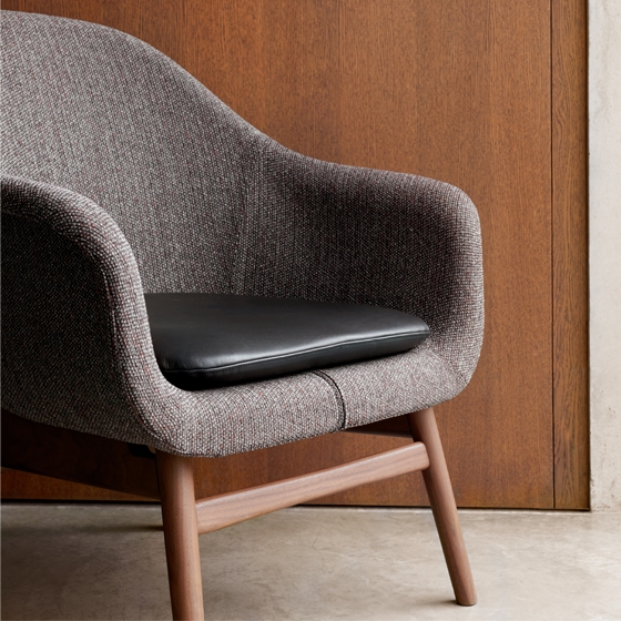 Lees storie Drop anchor: Harbour Lounge Chair by MENU